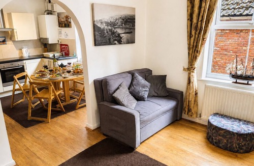 West Cliff House | Historic Fisherman’s Cottage Whitby Quiet Old Yard Sleeps 6