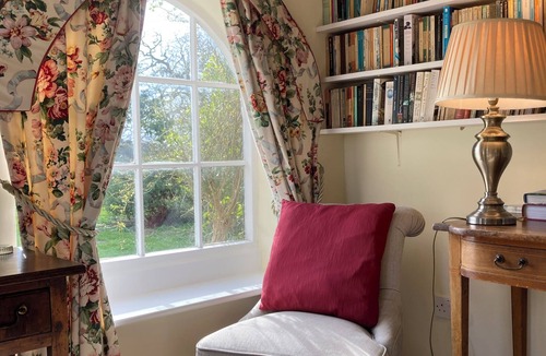 Rillington House | Historic folly in Capability Brown park for family or friends groups
