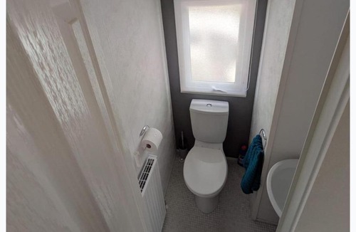 Winestead House | Holiday Home Sleeps 8 with Beach Access