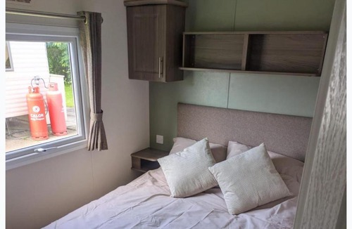 Winestead House | Holiday Home Sleeps 8 with Beach Access