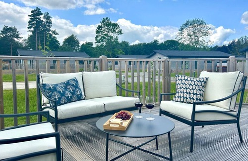Ryther Apartment | Hollicarrs - Oak Tree Lodge - Lodge with Hot Tub