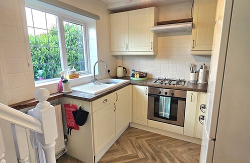 Edwinstowe Cottage | Holly Cottage in the Heart of Sherwood Forest. Dog and family friendly!