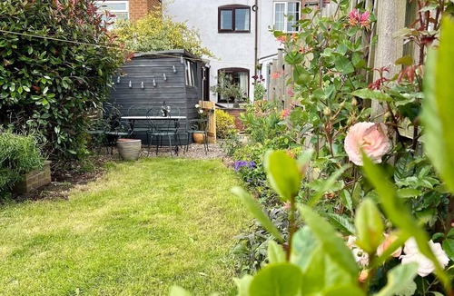 Edwinstowe Cottage | Holly Cottage in the Heart of Sherwood Forest. Dog and family friendly!