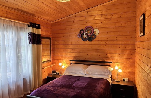 Heacham Cabin | Holly Lodge, Cedar Springs, Heacham. 5 Mins Walk to Beach
