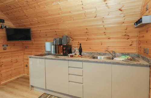 Ulverston Cottage | HOLLY, pet friendly, with hot tub in Ulverston