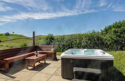 Ulverston Cottage | HOLLY, pet friendly, with hot tub in Ulverston