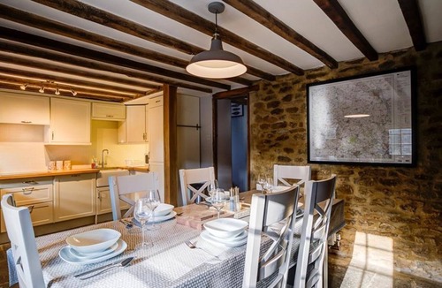 Hook Norton Cottage | HOLLYTREE COTTAGE, pet friendly, with a garden in Hook Norton