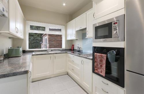 Rotherham Apartment | Home from Home 4 Bed - Ideal for Workers & Great for Groups, FREE Parking, Spacious, Pet Friendly Netflix