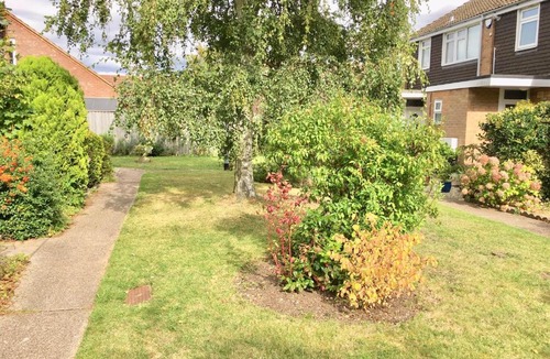 Cambridge Apartment | Homely & Cosy 3 Bed Birch Close House with Free Parking, Garden & Sleeps 8