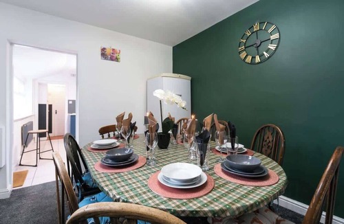 Hull House | Homey 5 Bedrooms 9 Beds-Contractors - Leisure-Hull