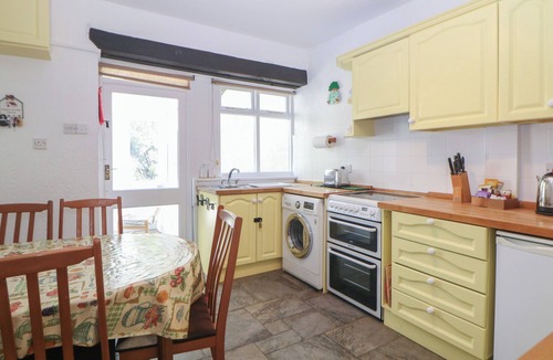 Blackwell in the Peak Cottage | HONEYSUCKLE COTTAGE, family friendly, with open fire in Buxton