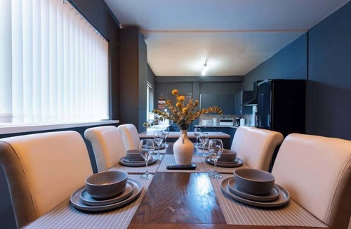 Hull House | Hope Largest Parking Garden & Games Area Hull 5BR