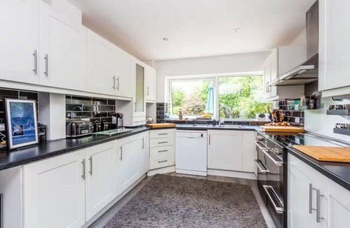 Higham Ferrers House | House Sleeps 11 with Enclosed Garden