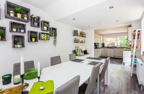 Higham Ferrers House | House Sleeps 11 with Enclosed Garden