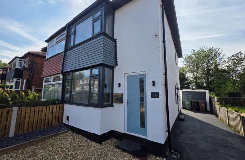 Beeston House | House - Sleeps 4 - Parking - Garden - City Centre