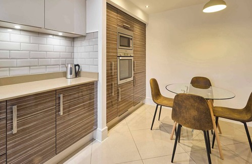 Geddington House | House Sleeps 8 with WiFi