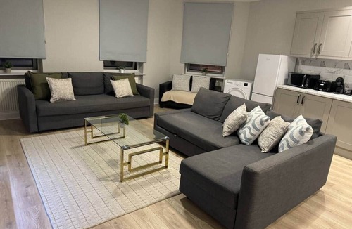 Brondesbury Apartment | Huge Modern 3 Bed Flat Central For Sightseeing