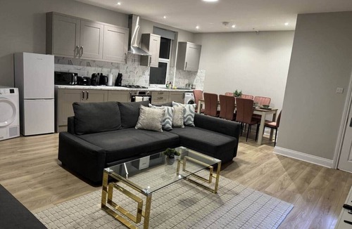 Brondesbury Apartment | Huge Modern 3 Bed Flat Central For Sightseeing