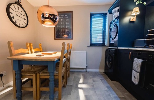 Hull Old Town Villa | Hullidays》Hull Marina Townhouse