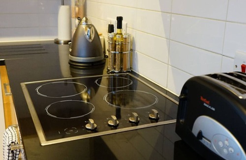 Hull Old Town Apartment | Hullidays》The Sawmill Suite