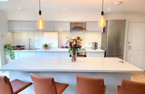 Botley Villa | Hutchcomb Villa, 4 Bed Luxury House,Oxford+Parking
