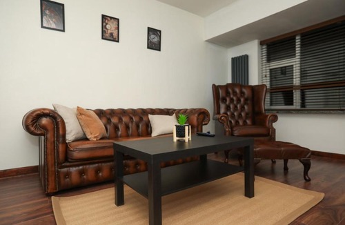 Loughborough Apartment | Hyped Properties' Spacious 6BR Home Ideal for Groups & Business Stays in Leicestershire with Free Parking