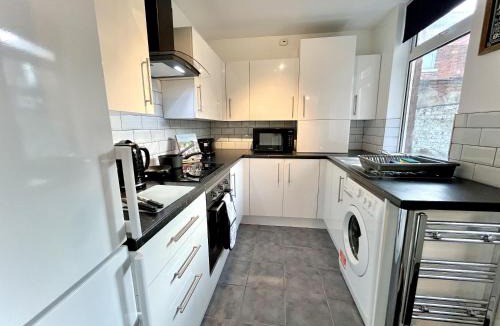 Preston House | Ideal 4-bed stay-away-home sleeps 6 in Preston