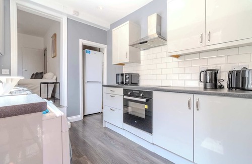 Kettering House | Ideal for Contractors | Close to Hospital | Wi-Fi