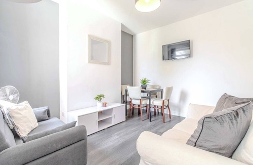 Kettering House | Ideal for Contractors | Close to Hospital | Wi-Fi