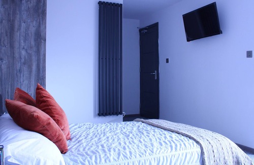 Peterborough Apartment | Ideal Work Stay Studio 1 - Ensuite, Kitchenette & Communal Area
