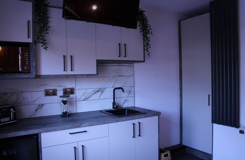 Peterborough Apartment | Ideal Work Stay Studio 3 - Ensuite, Kitchenette & Communal Area