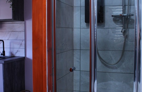 Peterborough Apartment | Ideal Work Stay Studio 3 - Ensuite, Kitchenette & Communal Area