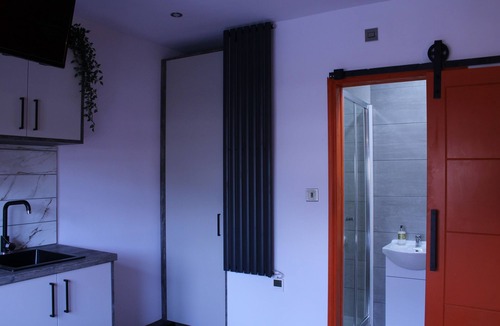 Peterborough Apartment | Ideal Work Stay Studio 3 - Ensuite, Kitchenette & Communal Area