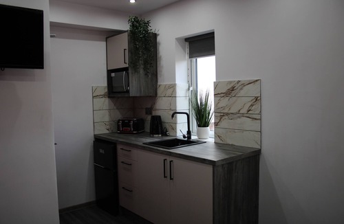 Peterborough Apartment | Ideal Work Stay Studio 5 - Ensuite, Kitchenette & Communal Area