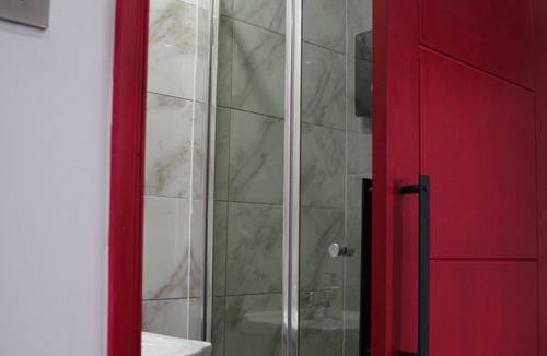 Peterborough Apartment | Ideal Work Stay Studio 5 - Ensuite, Kitchenette & Communal Area