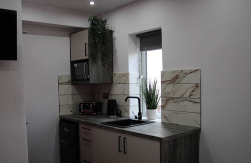 Peterborough Apartment | Ideal Work Stay Studio 5 - Ensuite, Kitchenette & Communal Area