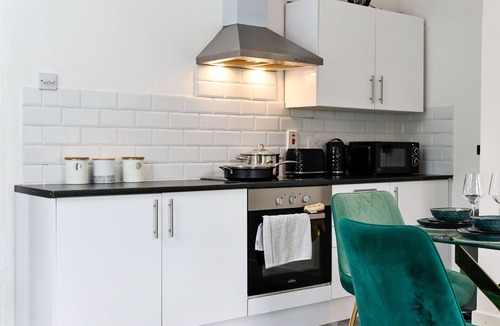 Richmond-upon-Thames Cottage | Immaculate 3-bed Cottage in Hampton