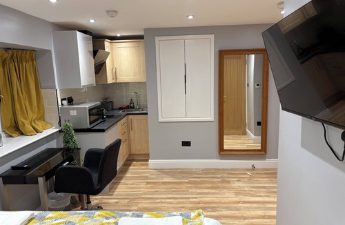 Hemel Hempstead Apartment | Immaculate Studio Apartment in the heart of Hemel Hempstead with WiFi