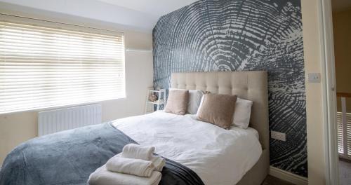 Kettering Apartment | Impressive 4 Bed House Sleeps 8 - Private Parking Fast Wi-Fi Netflix & Foosball, Business Insurance and Leisure Travellers Welcome
