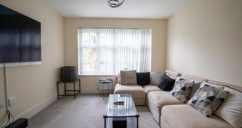 Kettering Apartment | Impressive 4 Bed House Sleeps 8 - Private Parking Fast Wi-Fi Netflix & Foosball, Business Insurance and Leisure Travellers Welcome