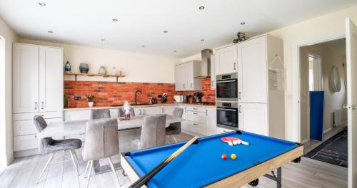 Kettering Apartment | Impressive 4 Bed House Sleeps 8 - Private Parking Fast Wi-Fi Netflix & Foosball, Business Insurance and Leisure Travellers Welcome