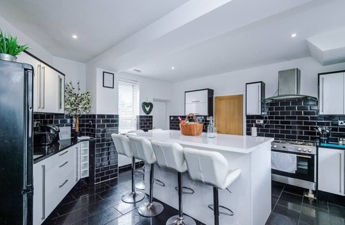 Rossendale House | Incredible Home | 3Bedrooms | Driveway | Sleeps 6