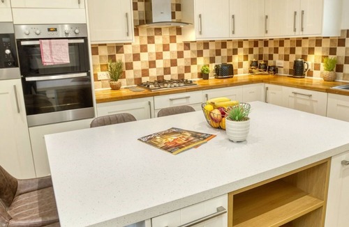 Lincoln House | Inviting & Spacious Home | Free Parking | Hospital