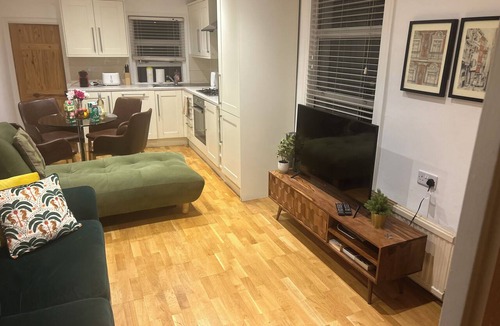 Vauxhall House | Inviting VauxhallRetreat Space with Garden that Accommodates Up to 5 Guests