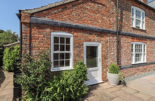 Louth Cottage | IVY HOUSE, romantic, with hot tub in Louth
