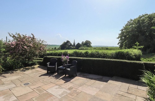 Louth Cottage | IVY HOUSE, romantic, with hot tub in Louth