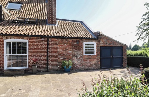 Louth Cottage | IVY HOUSE, romantic, with hot tub in Louth