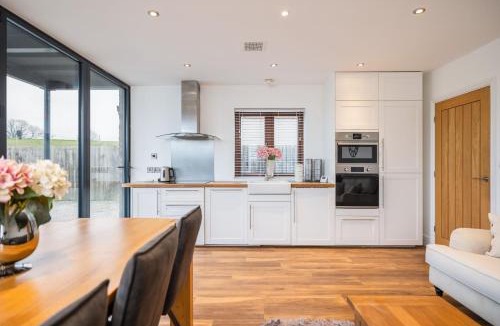 Staveley House | Jenny's Barn - Sleeping 9, Dog friendly