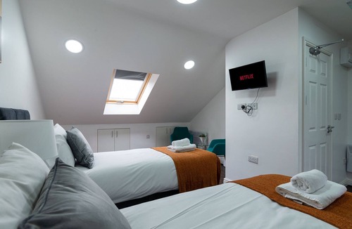 Stirchley Apartment | K Suites - Modern Central 2 Bed Flat w/free Wi-Fi