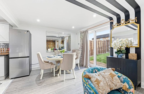Milton Keynes House | Keaton House Detached Driveway Parking Spacious Garden Fast WiFi Yoko Property